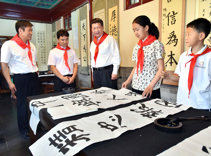 北京市海淀区民族小学少先队员书法活动,体现民族文化的校园文化建设
