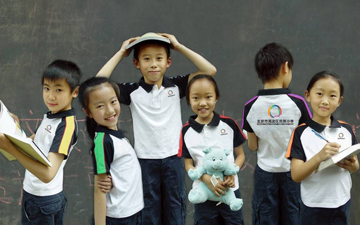 海淀区民族小学夏季校服设计展示,学生合影体现活泼成长之美