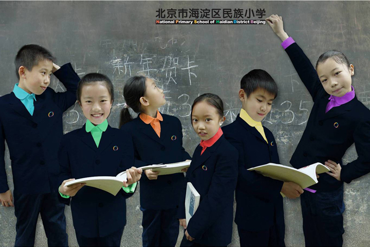 民族小学冬季校服设计展示,学生着装体现校园品牌形象