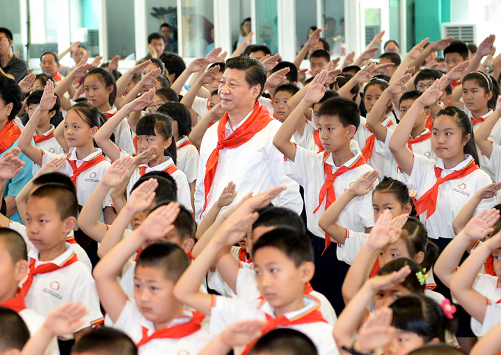 北京市海淀区民族小学学生集会敬礼场面,展现校园精神风貌