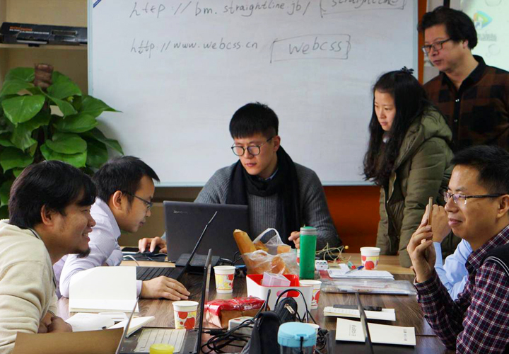 清华国培班学员在锦连环会议室研讨教育品牌设计方案