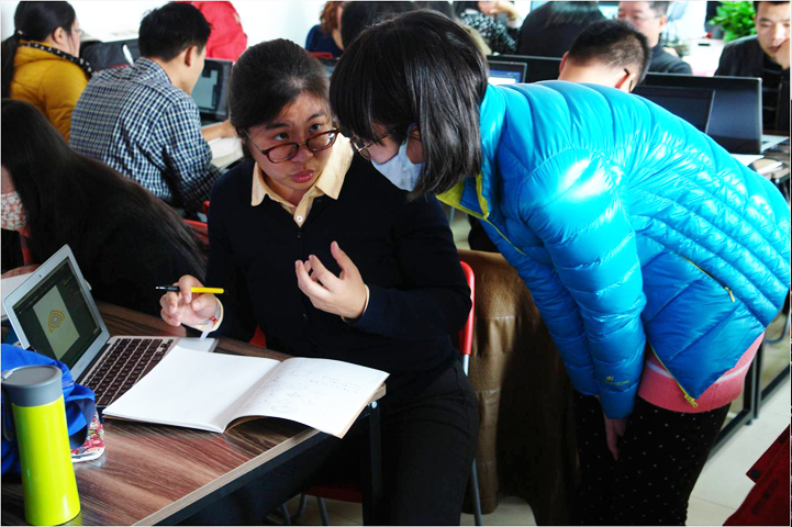 清华国培班学员伏案学习教育品牌设计课程