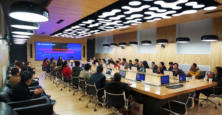 锦连环国培班培训大会现场，学员齐聚学习设计