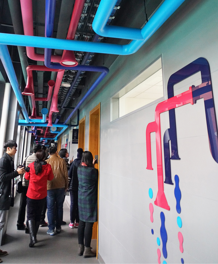 锦连环为学校设计的彩色管道造型空间，学员参观校园环境建设