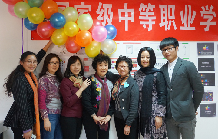 国家级中等职业学校骨干教师培训班学员合影，气球布置喜庆现场