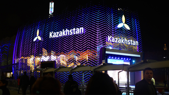 米兰世博会哈萨克斯坦馆蓝色灯光建筑夜景