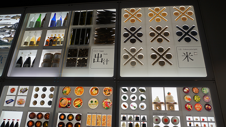 日本馆室内食材与料理样品展柜陈列,搭配出、米等汉字,锦连环观摩文化展陈与陈列设计
