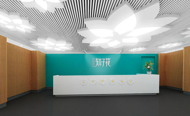 知子花空间前台接待区，青绿色背景墙标志与花瓣造型吊顶，锦连环打造教育品牌环境空间设计