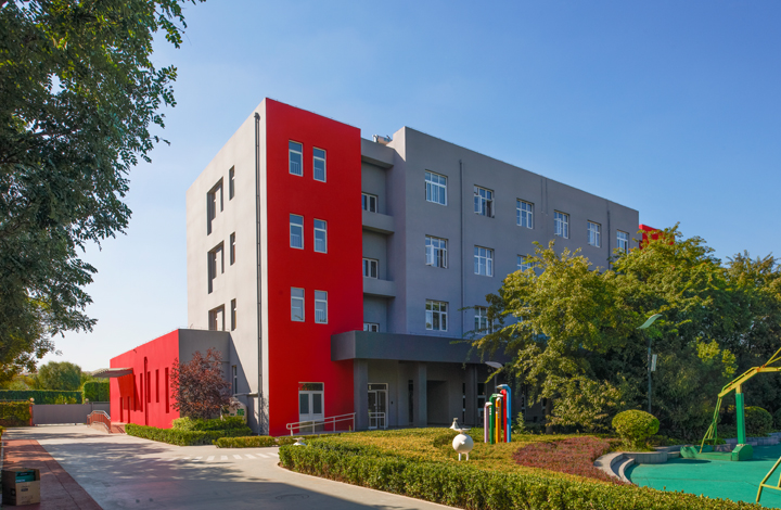 中关村第二小学红灰教学楼与游乐场实景，锦连环校园建筑外墙文化环境建设