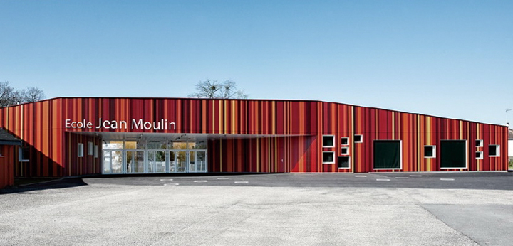 巴黎伯奈诺曼底Jean Moulin学校，红橙竖向条纹外墙现代建筑，锦连环校园建筑风格赏析