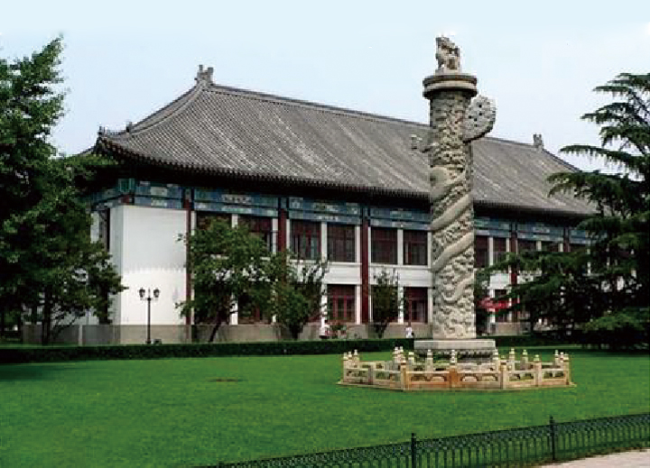 北京大学草坪与传统屋顶建筑及华表，端庄典雅，锦连环解读校园建筑为文化代言