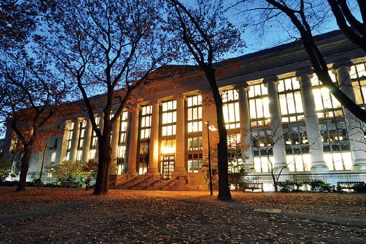 哈佛大学红砖学院建筑黄昏景，暖光窗影与林木掩映，锦连环赏析西方古典校园建筑风格