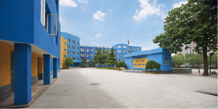 丰台第五小学蓝色教学楼与开阔校园场地，锦连环校园建筑环境与文化建设