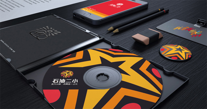 石油二小品牌VI物料应用拼贴，名片光盘等黑金设计，锦连环教育品牌系统设计
