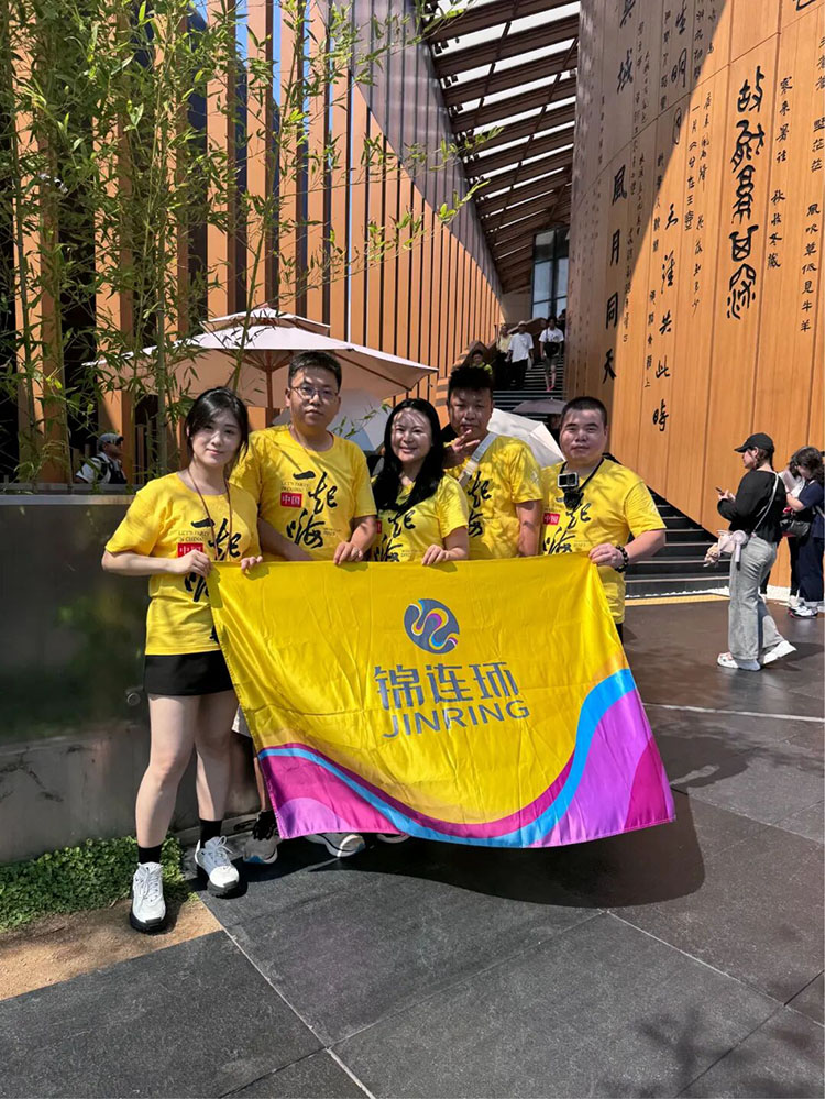 锦连环团队大阪世博会总结合影，竹的意象中空有节生生不息，续写中华文明未来情书