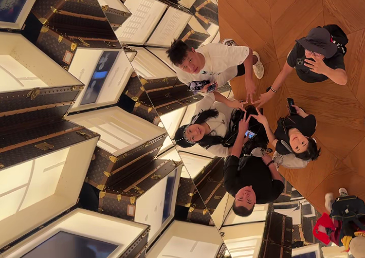 大阪世博会法国馆爱的赞歌主题，LV古董箱包构筑知识圣殿，迪奥蓝白红时装共和国，法式生活艺术展演