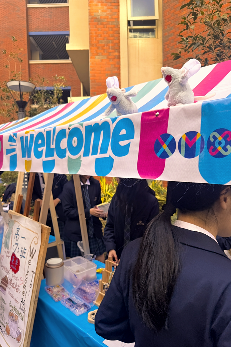厦门英才学校美食嘉年华活动现场,校庆游园会美食摊位香气扑鼻,学生家长共享欢乐时光