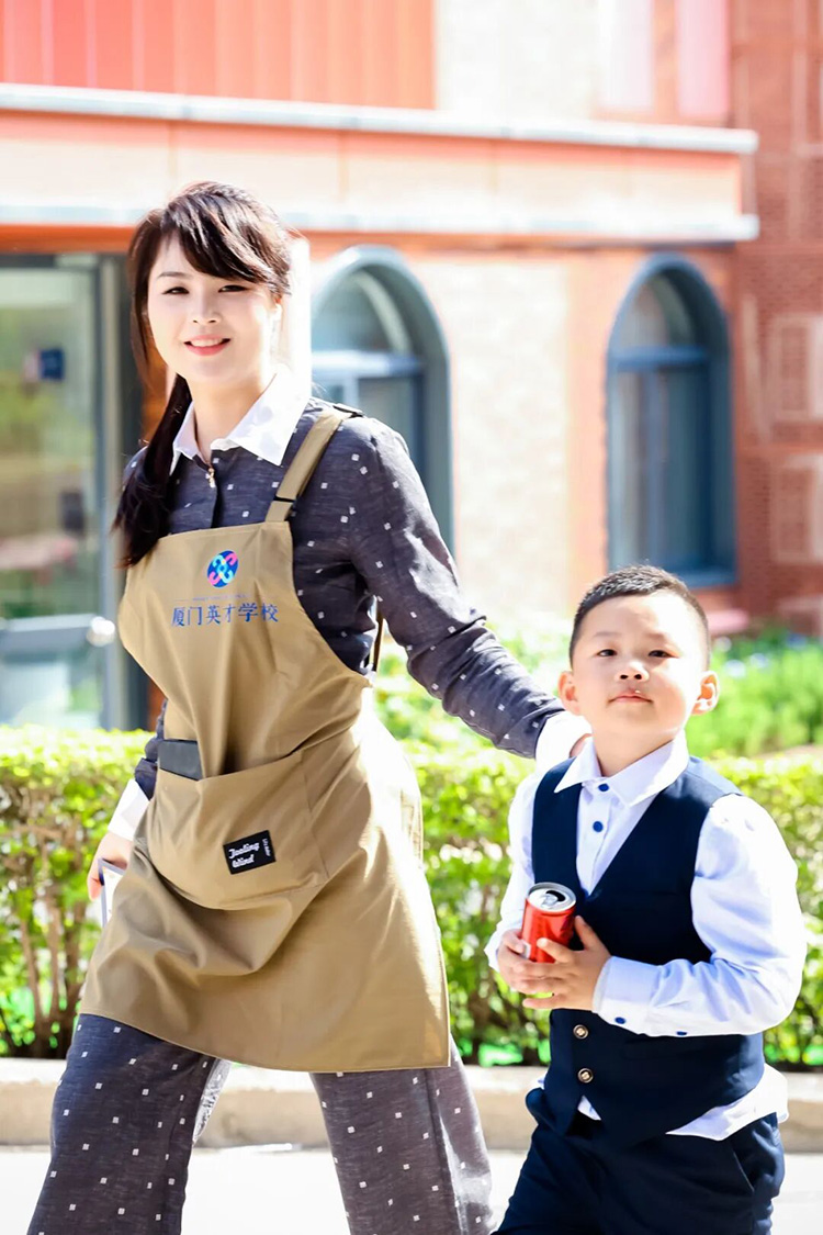 厦门英才学校校庆美食摊位展示,多样化美食品种丰富校园生活,教育即生活的柔软践行
