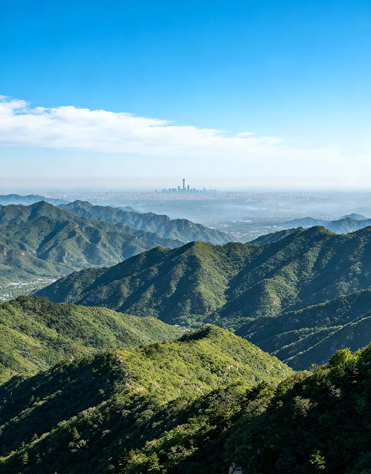 妙峰山民族学校校园全景,京西生态涵养区绿水青山间十二年一贯制山区学校,登峰向阳教育理念