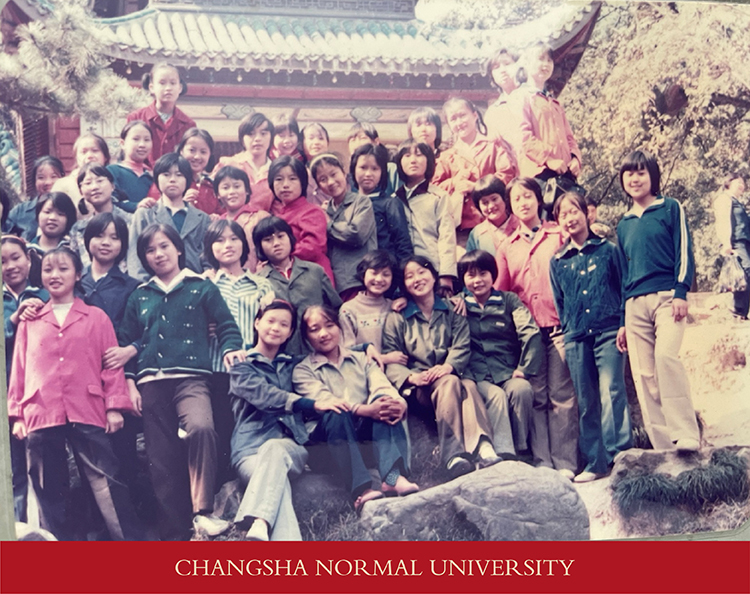 1985年长沙师范学院84级幼23班合影,班主任邓波与四十一位女孩的青春记忆
