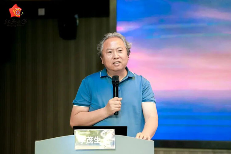 北京市数字教育中心研究推广部主任季茂生在研讨会发言