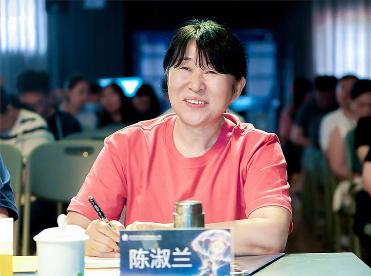 红英教育集团总校长陈淑兰出席人工智能教育研讨会