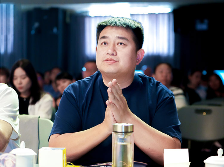 红英教育集团党委书记卜国超出席人工智能教育研讨会